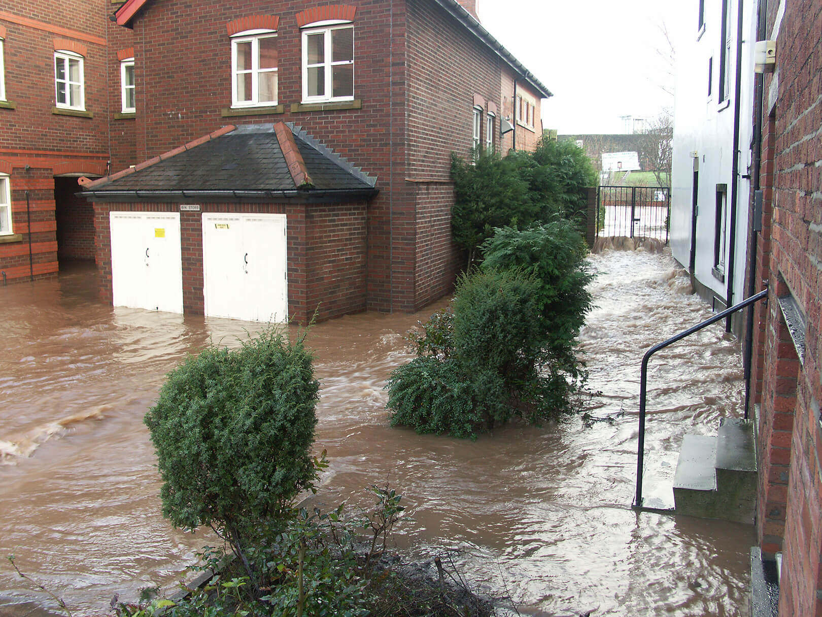 Flooded Basement Cleaning - Rapid Water Extraction & Drying Service 
